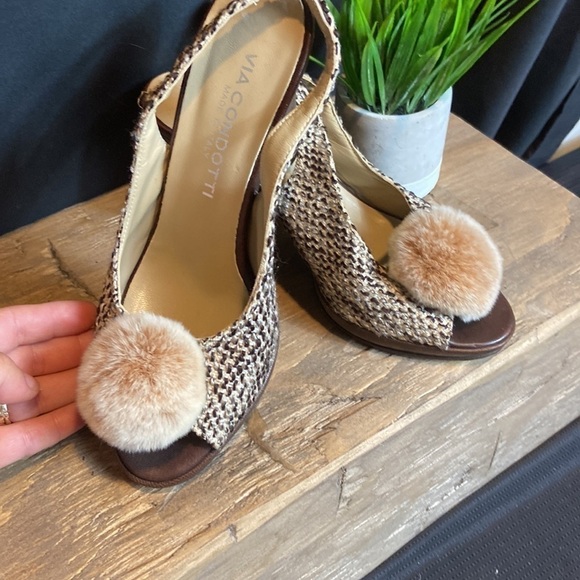 Via Condotti Italian Made Peep Toe Heels with brown fur accent - Picture 3 of 11